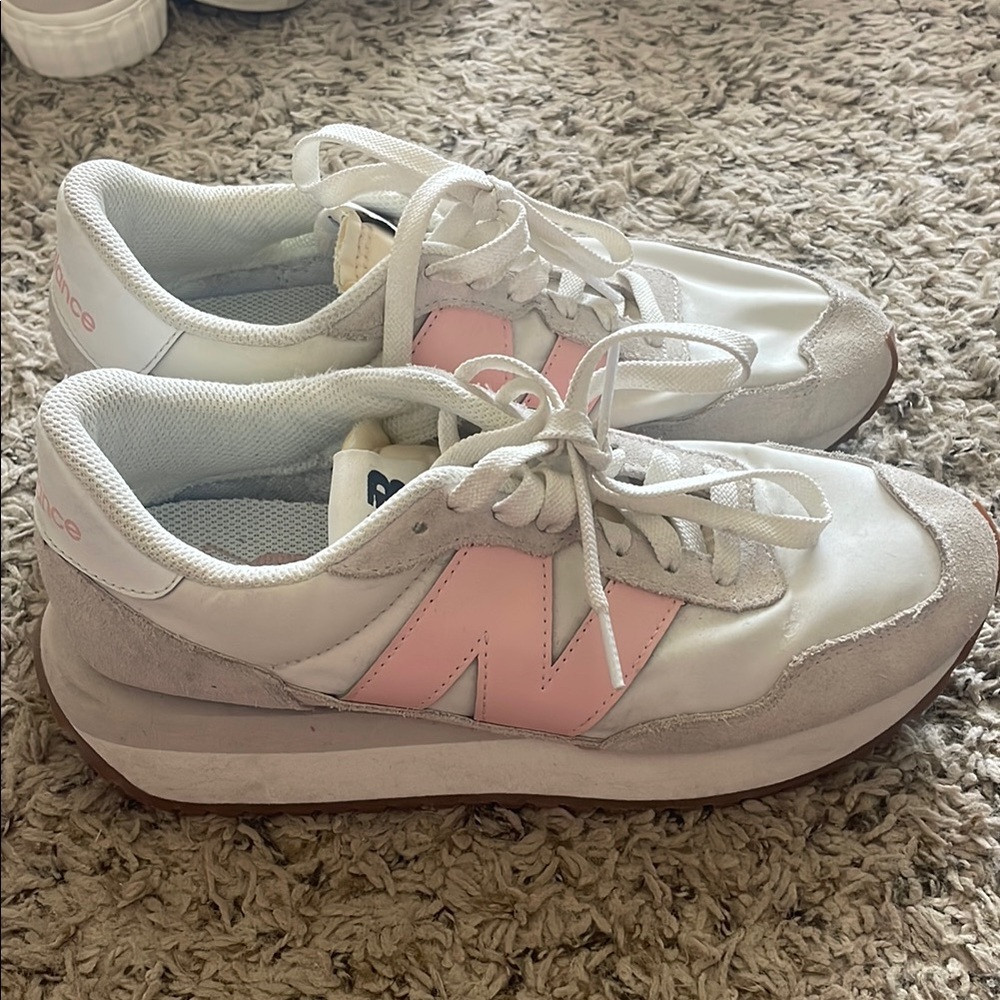 New Balance Classic White and Pink Shoes - Picture 2 of 3